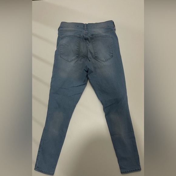 Gap women’s light wash Jeggings (regular) size 29 - Picture 3 of 4